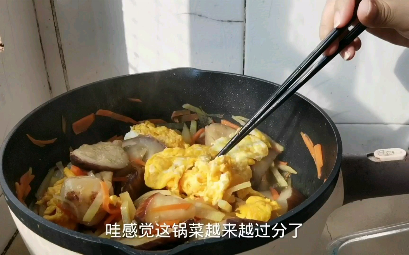 [图]当代年轻人做饭，能一锅煮了绝不用两个锅，能不用碗就不用碗