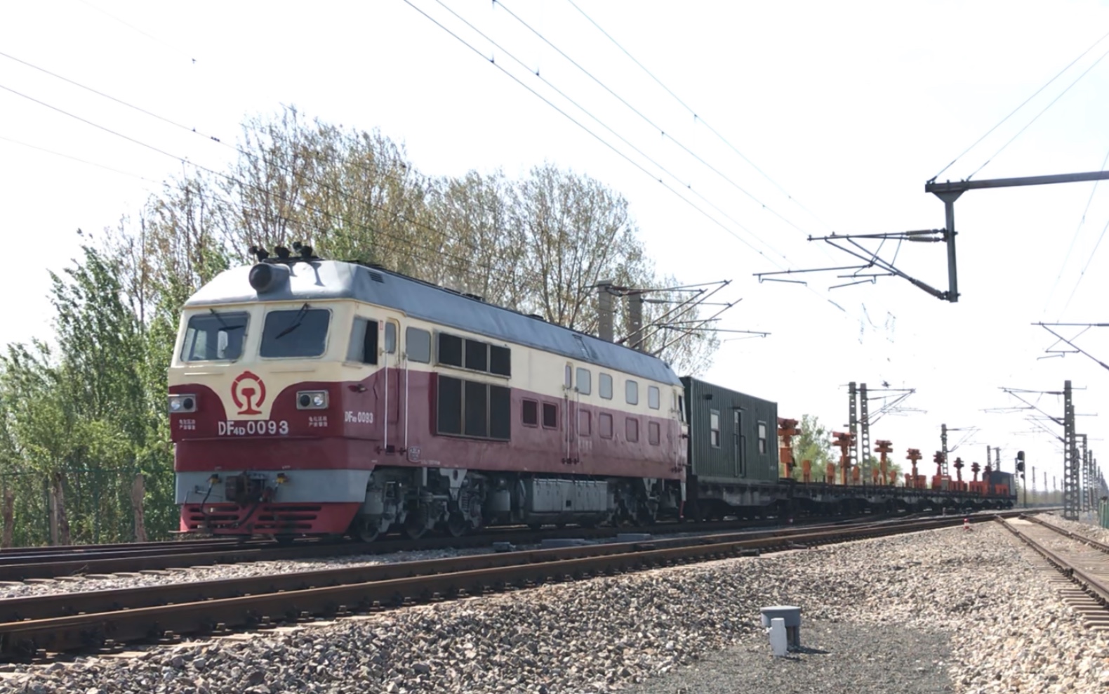 沈山线永安桥线路所沈局辽段df4d0093牵引西(裕国)永(安)出发线开过来