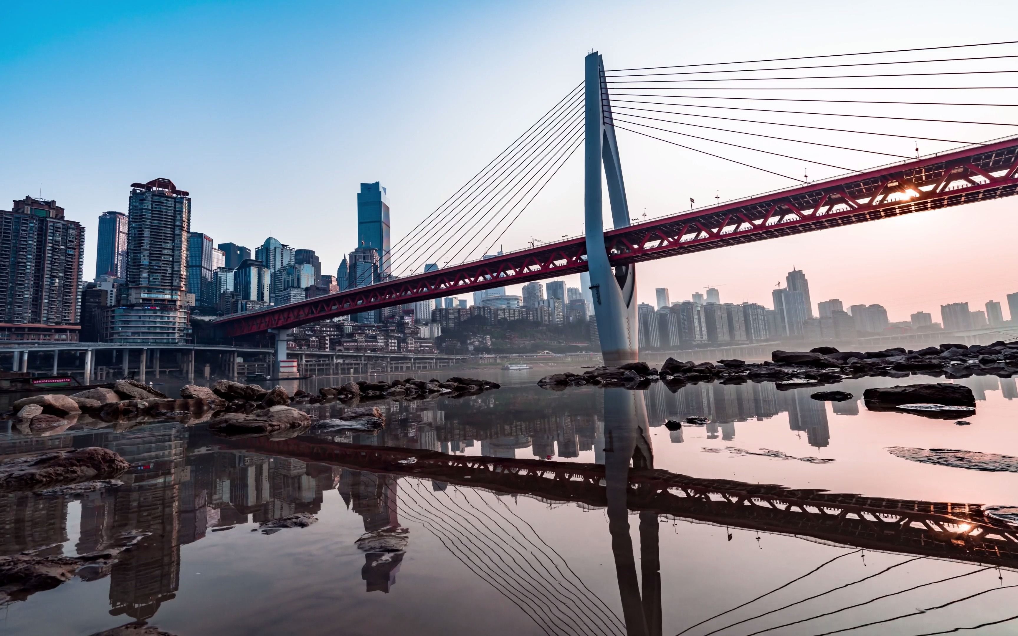 重庆千厮门桥下洪崖洞江边夜景