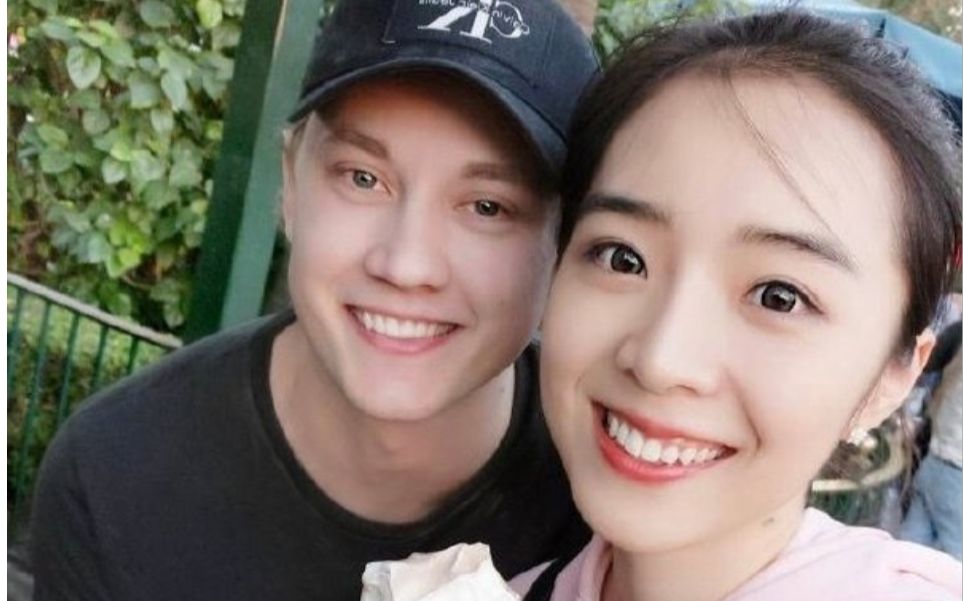 其他人采访vs余霜采访时的欧成,望向你时眼里满是藏不住的爱意,两个人