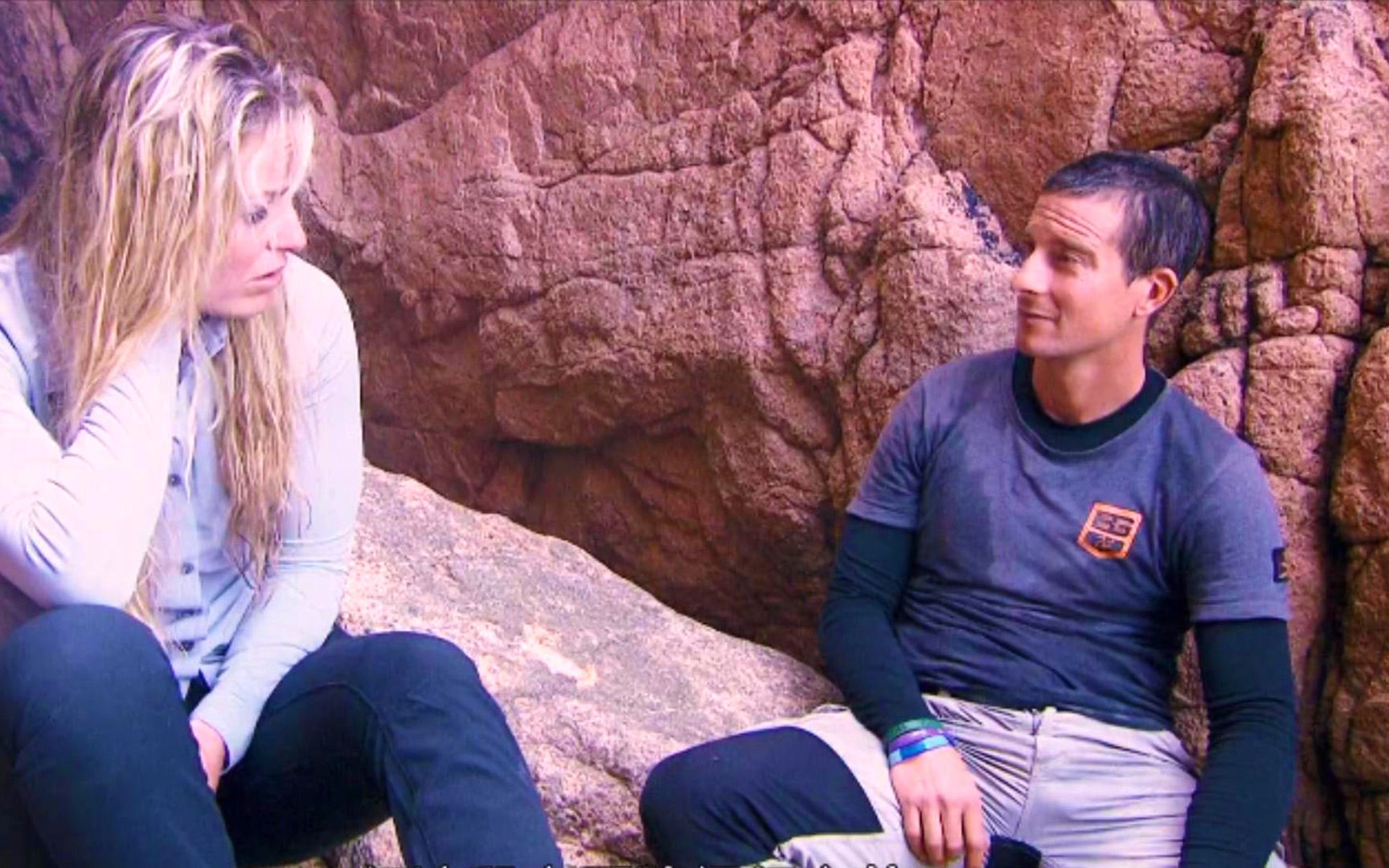 贝爷带着美女一起荒野求生幸福来得太突然德爷肯定很羡慕