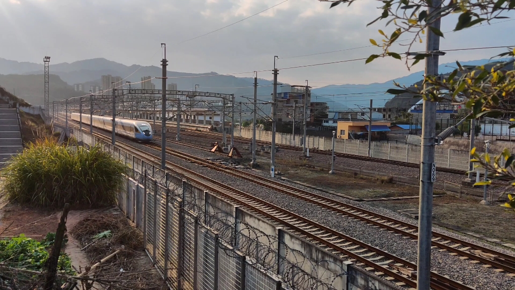 cr300bf正线通过延平西站