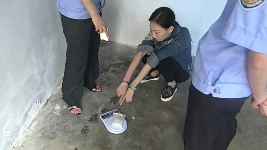 法制宣传片:女孩卖白粉被抓现行,戴手铐指认现场,请勿违法珍惜自由