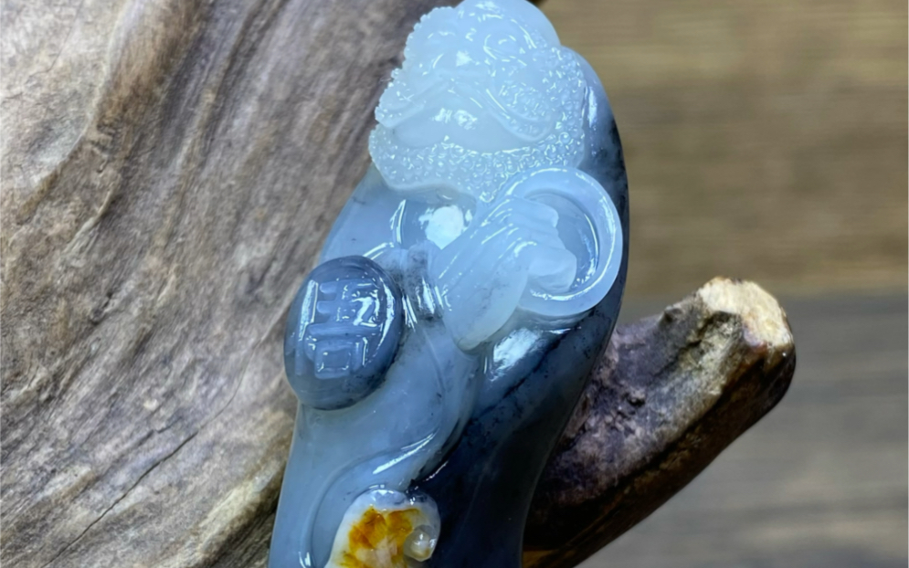和田青花籽料巧雕《达摩悟道》吊坠尺寸:55.2/18.6/15.8mm重量:20.3g