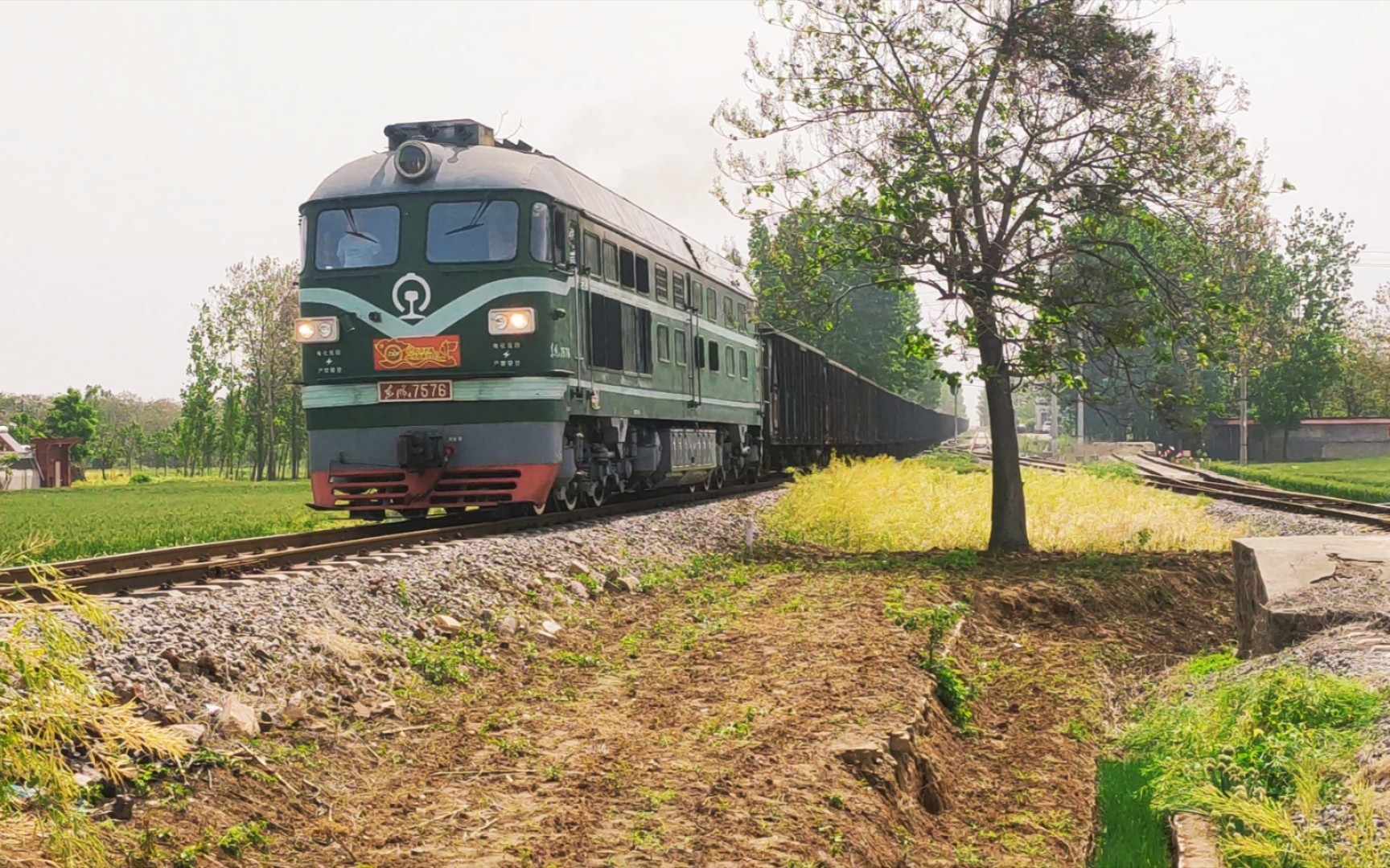 [平禹铁路]东风4b7576牵引敞车弯道爬坡去登封方向