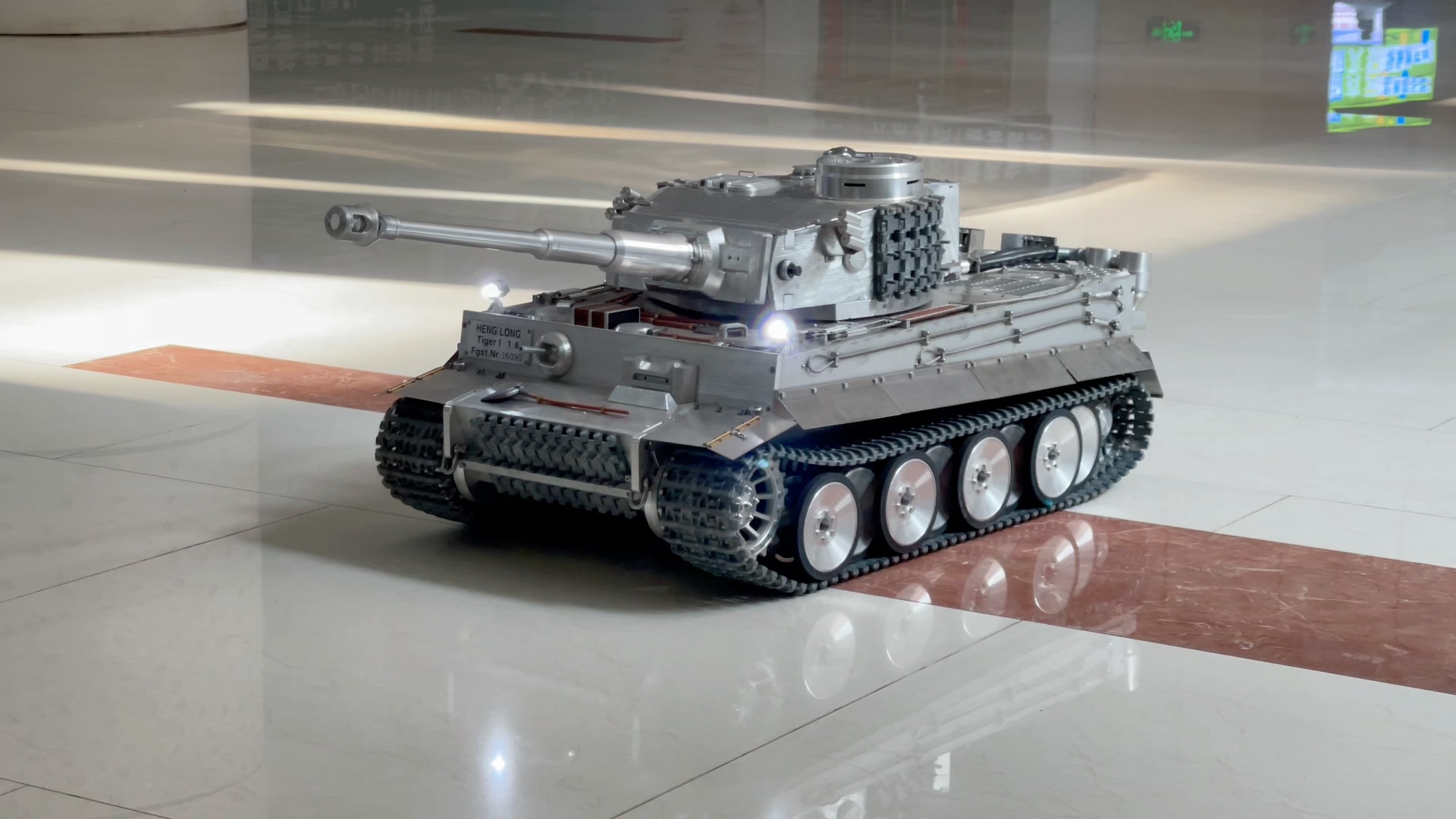 恒龙1/8全金属虎式遥控坦克模型试玩