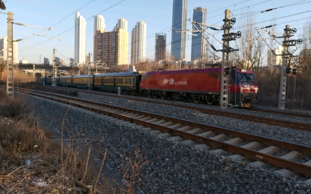 哈局三段hxd3d-0630牵引客车z158次(哈尔滨西—泰州)通过