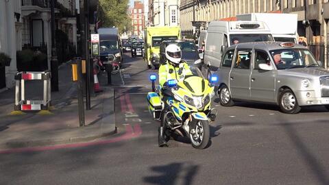 英国大都会警察护送用于逮捕抗议人群的厢式车 哔哩哔哩