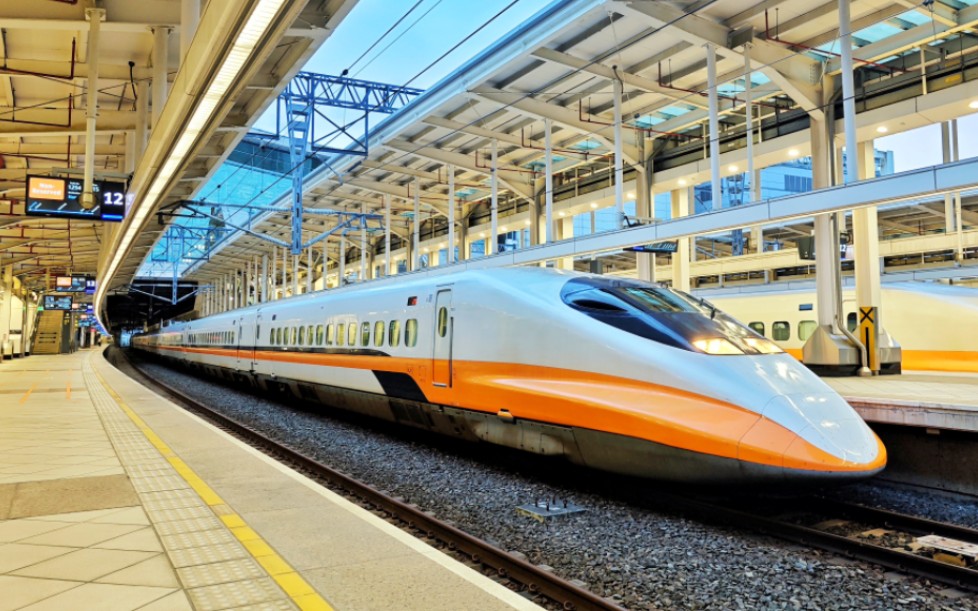 台湾高铁700t高速动车组猛烈加速出站