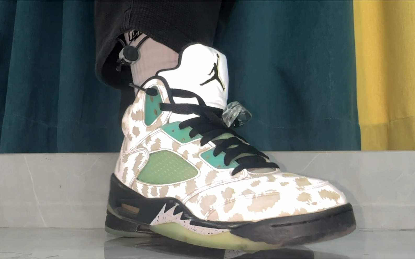 老鞋子-aj5郭艾伦配色上脚