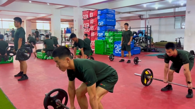 健身房兵哥哥帅哥