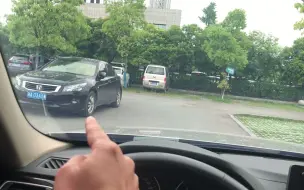 下载视频: 过道窄路停车，车头不剐蹭旁边车的方法，实车演示给你看