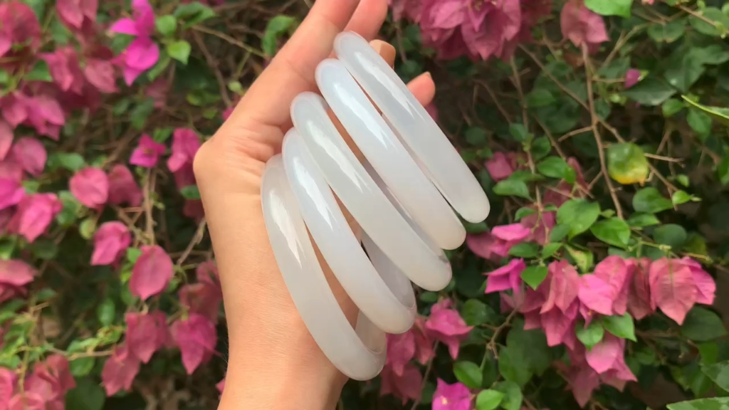 天然荔枝冻白玛瑙手镯