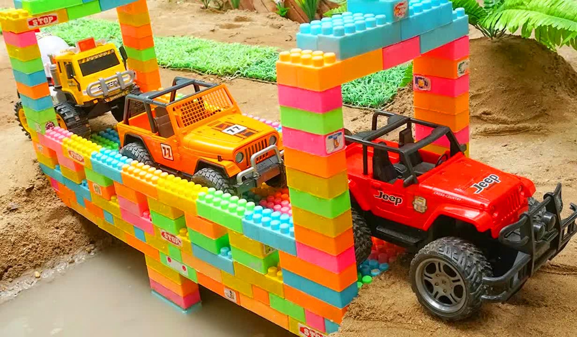 儿童玩具车表演:翻斗车运输积木建造桥梁,工程车,环卫车过桥!
