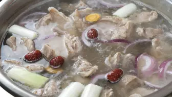 炖羊肉汤，切记不要直接炖，诀窍告诉你，羊肉汤浓肉香，不腥不膻