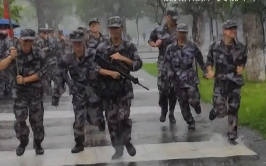 [图]广西军训再上分！桂林雨中军训获央视军事转发