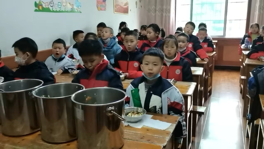 [图]贵阳市乌当区利民小学2023春季开学记录，孩子们开学的第一餐，一个个精神棒棒哒！老师要桃李满天下。