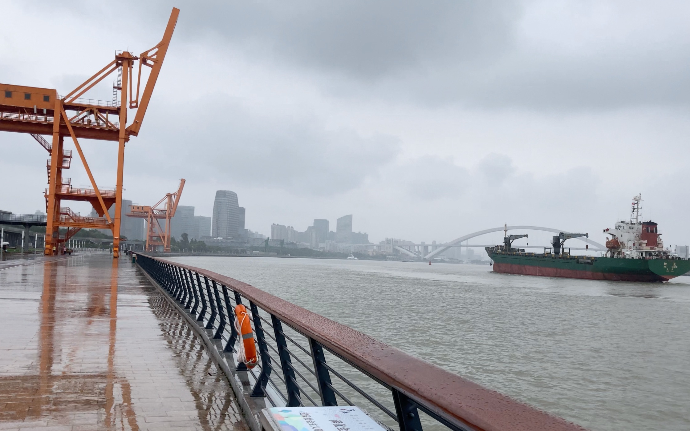 4k60帧第一人称视角下雨天的上海徐汇滨江片段