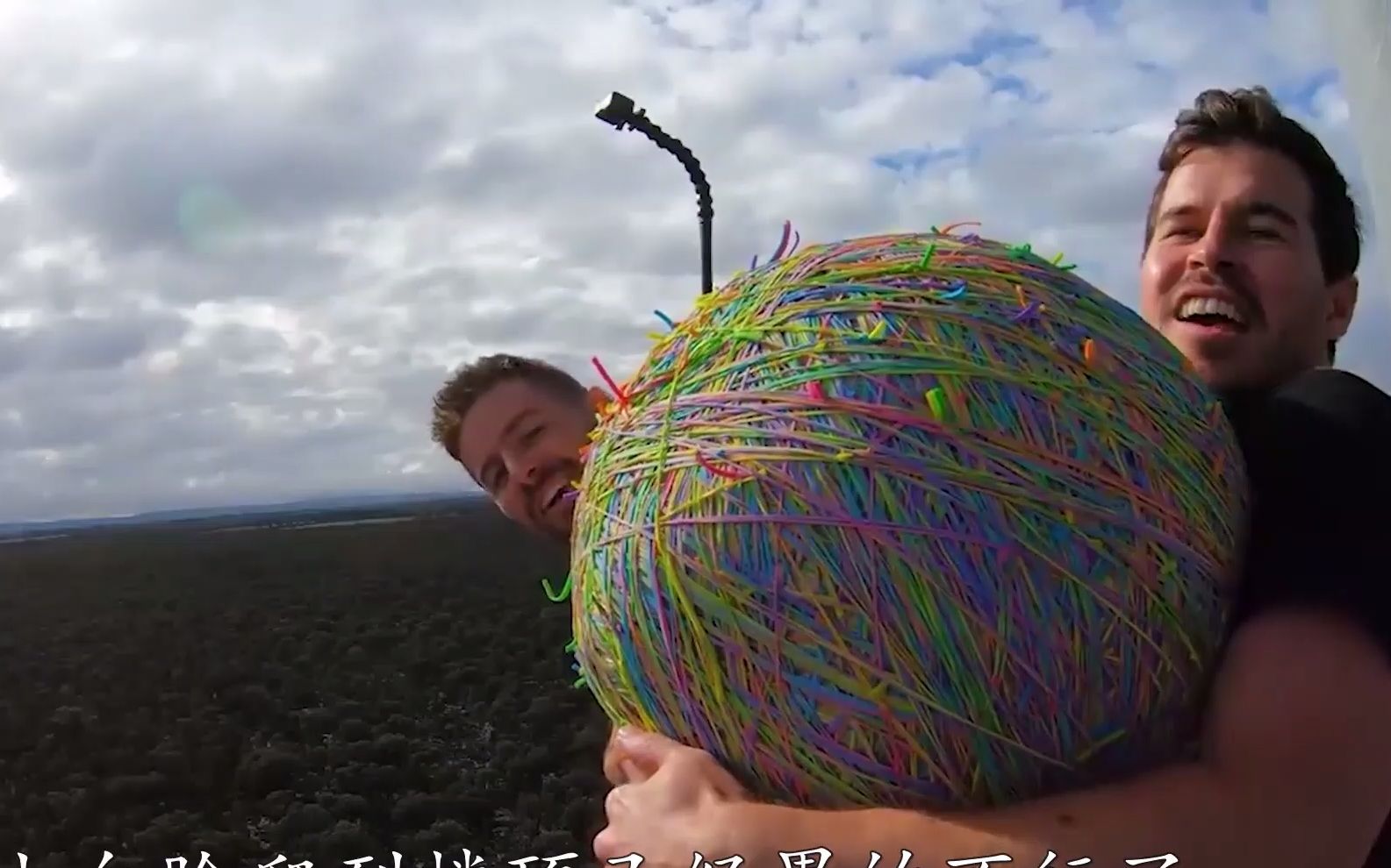 【奇葩挑战】国外小哥真会玩,用2000根橡皮筋组成的巨型球挑战世界最