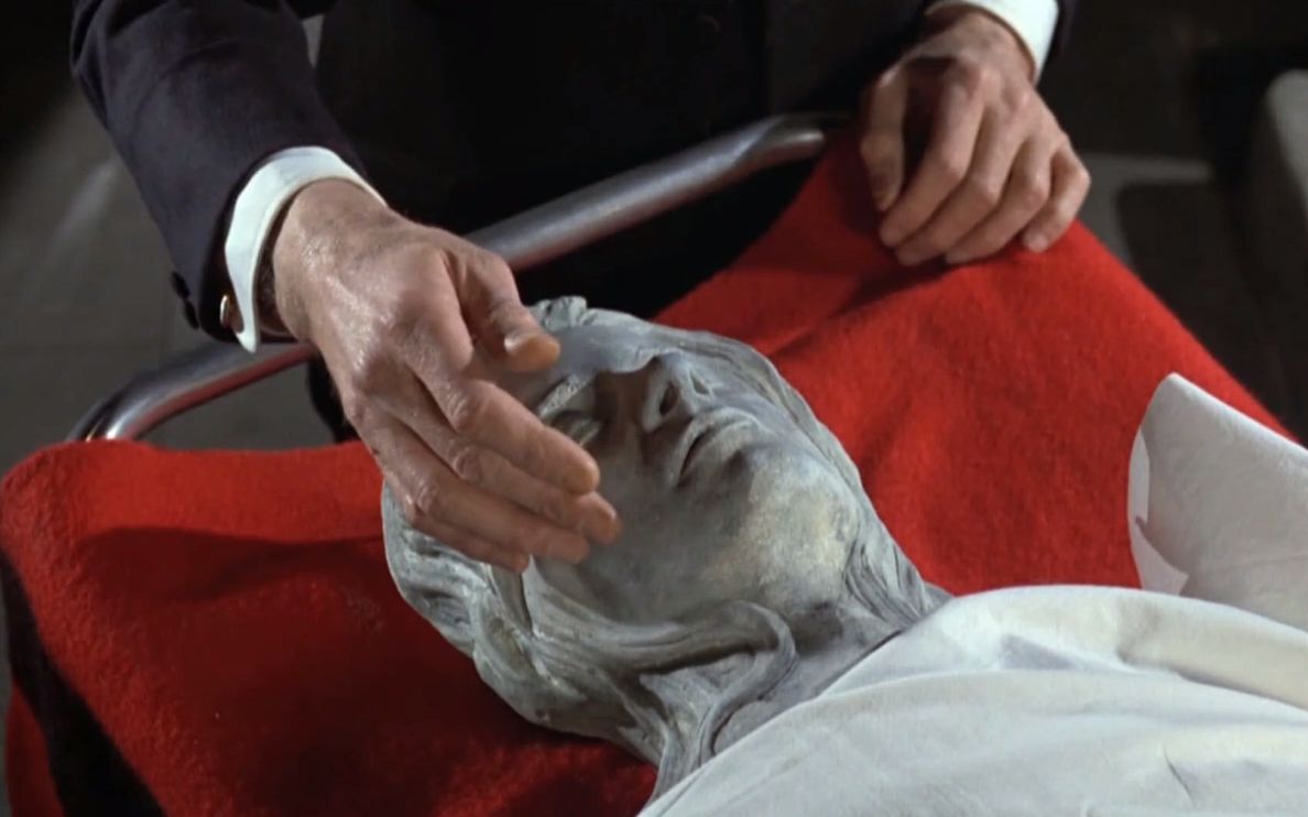 姑娘被蛇发女妖选中附身,月圆之夜谁看到她便石化,自己毫不知情