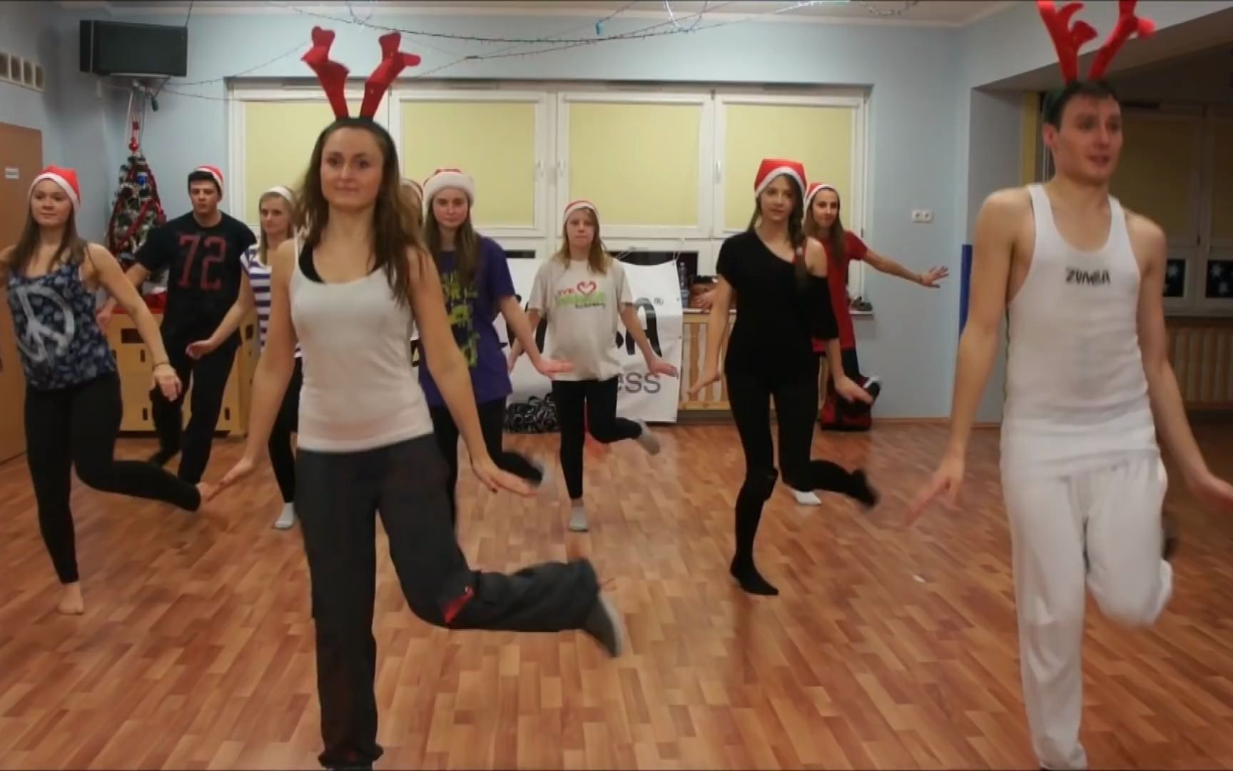 [图]圣诞歌曲: 红鼻子驯鹿鲁道夫 (尊巴舞) Rudolph The Red Nosed Reindeer Zumba Fitness