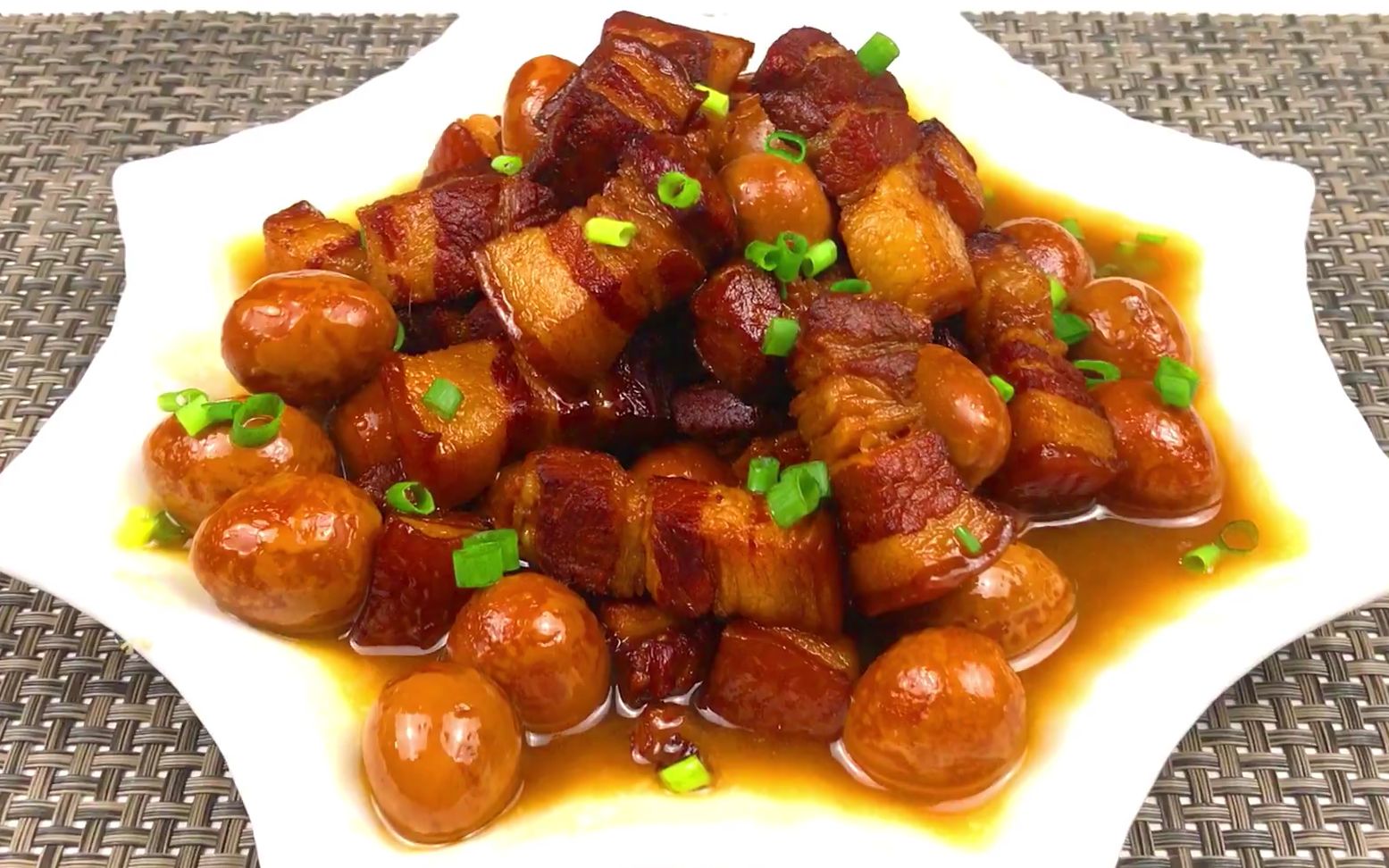 死肥宅美食up主做了一碗鹌鹑蛋红烧肉,肥而不腻,入口即化,酥烂不柴