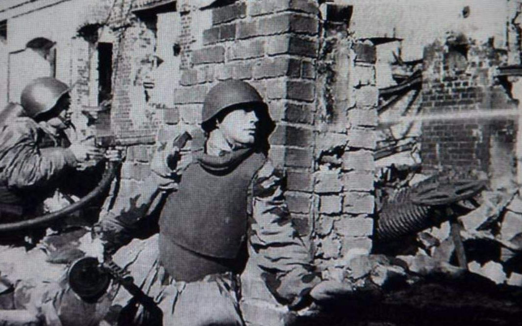 斯大林格勒的公寓当越南用上红管的地图