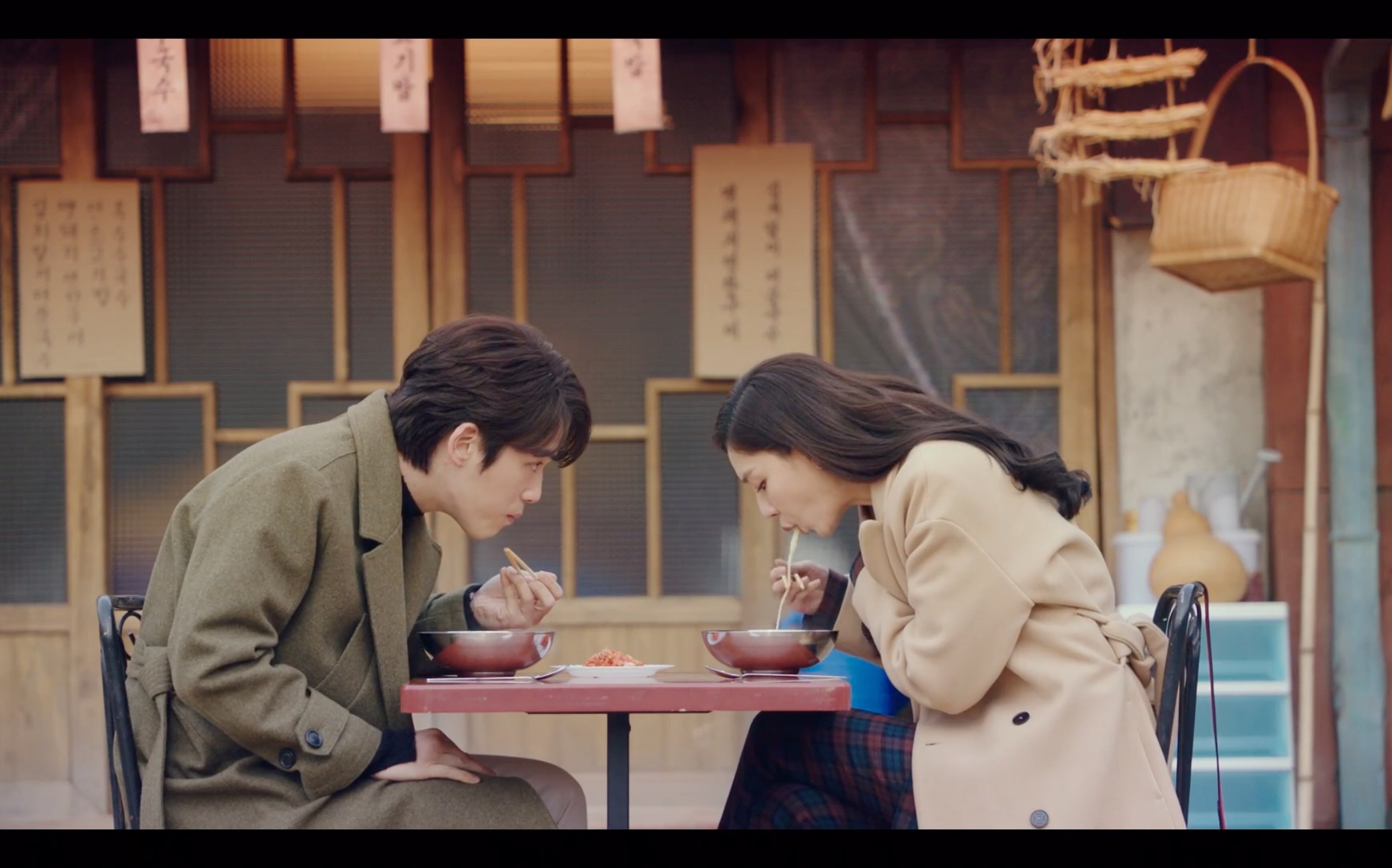 徐丹&具承俊一起吃面