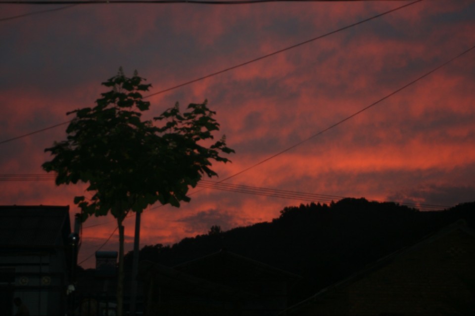 夕阳余晖映照下的乡村美景