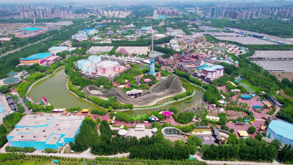 航拍郑州方特欢乐世界夏日美景,游客玩水的乐意不绝