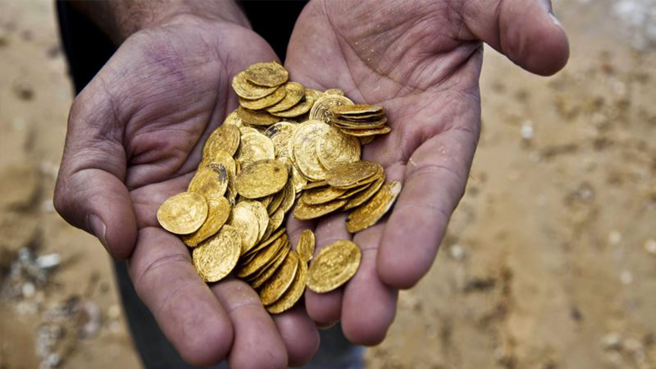 男子野外探险寻宝,竟找到3000金币,价值几何?