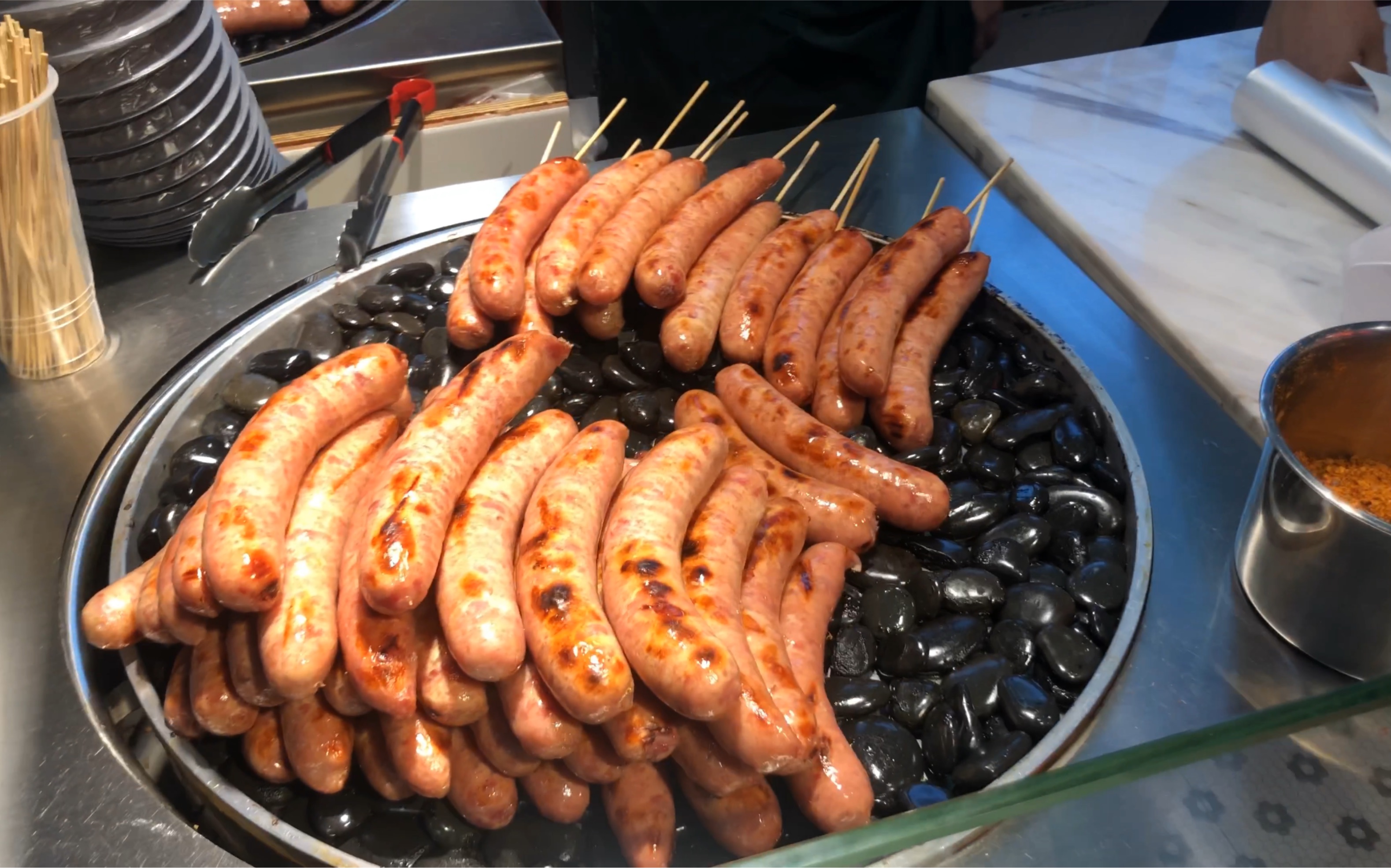 活动  【熊的vlog】今天去吃了五条人的火山石烤肠