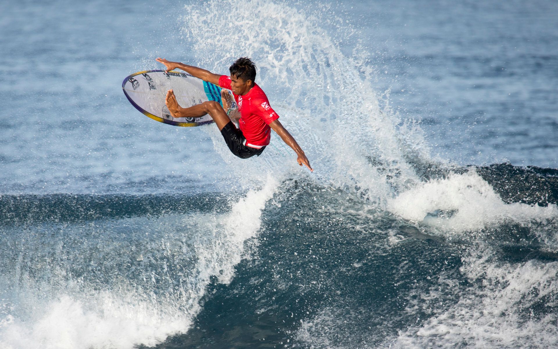 海浪越猛,冲浪达人玩得越飞!_哔哩哔哩 (゜-゜)つロ 干杯~-bilibili