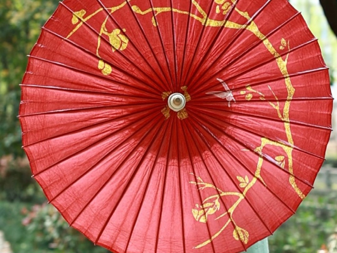 这门手艺才能真正的传承下去,一把简单大方的花城红伞