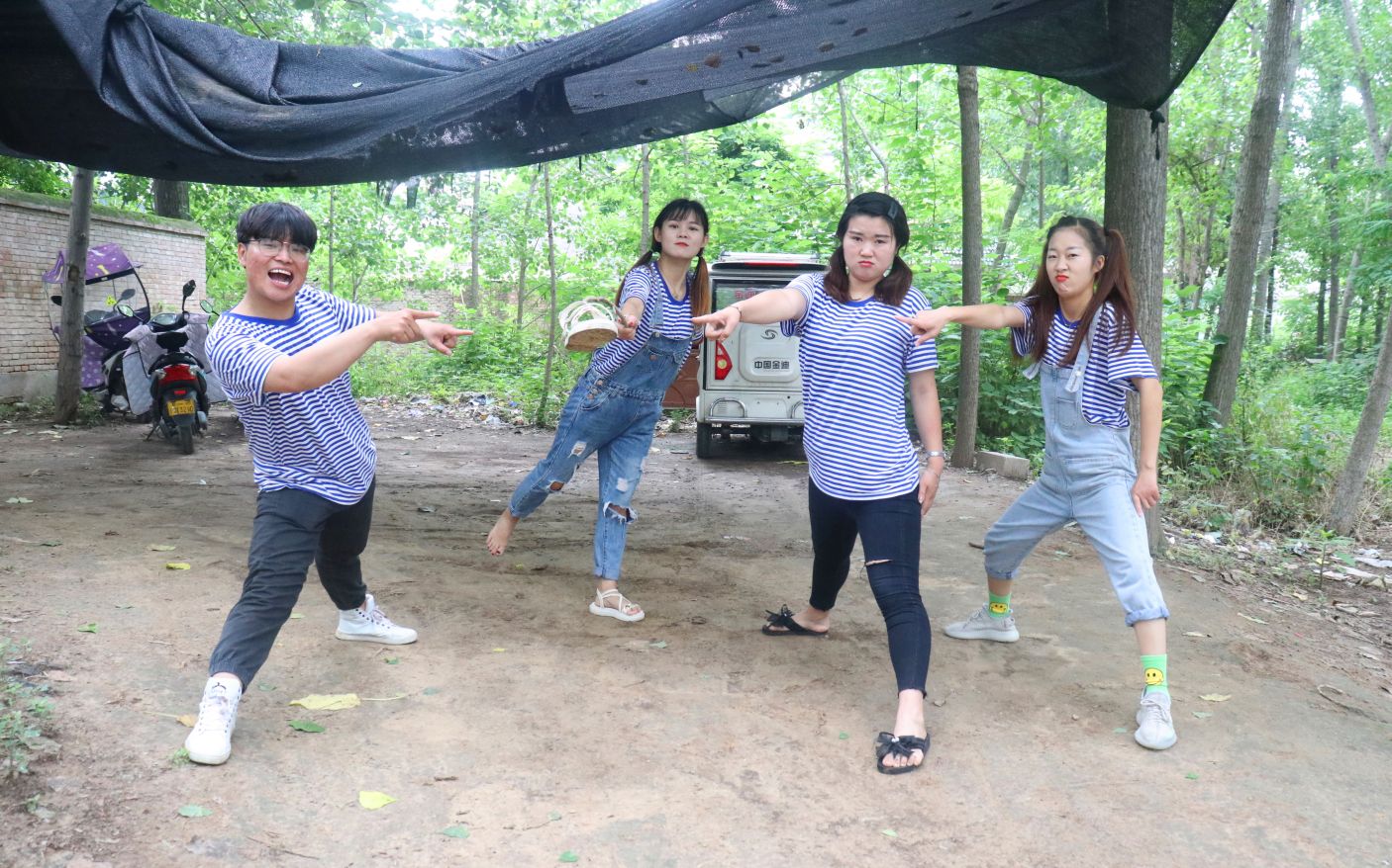 小伙伴一起玩"比腿长",没想腿最短的小七赢得比赛,真逗_哔哩哔哩_bili