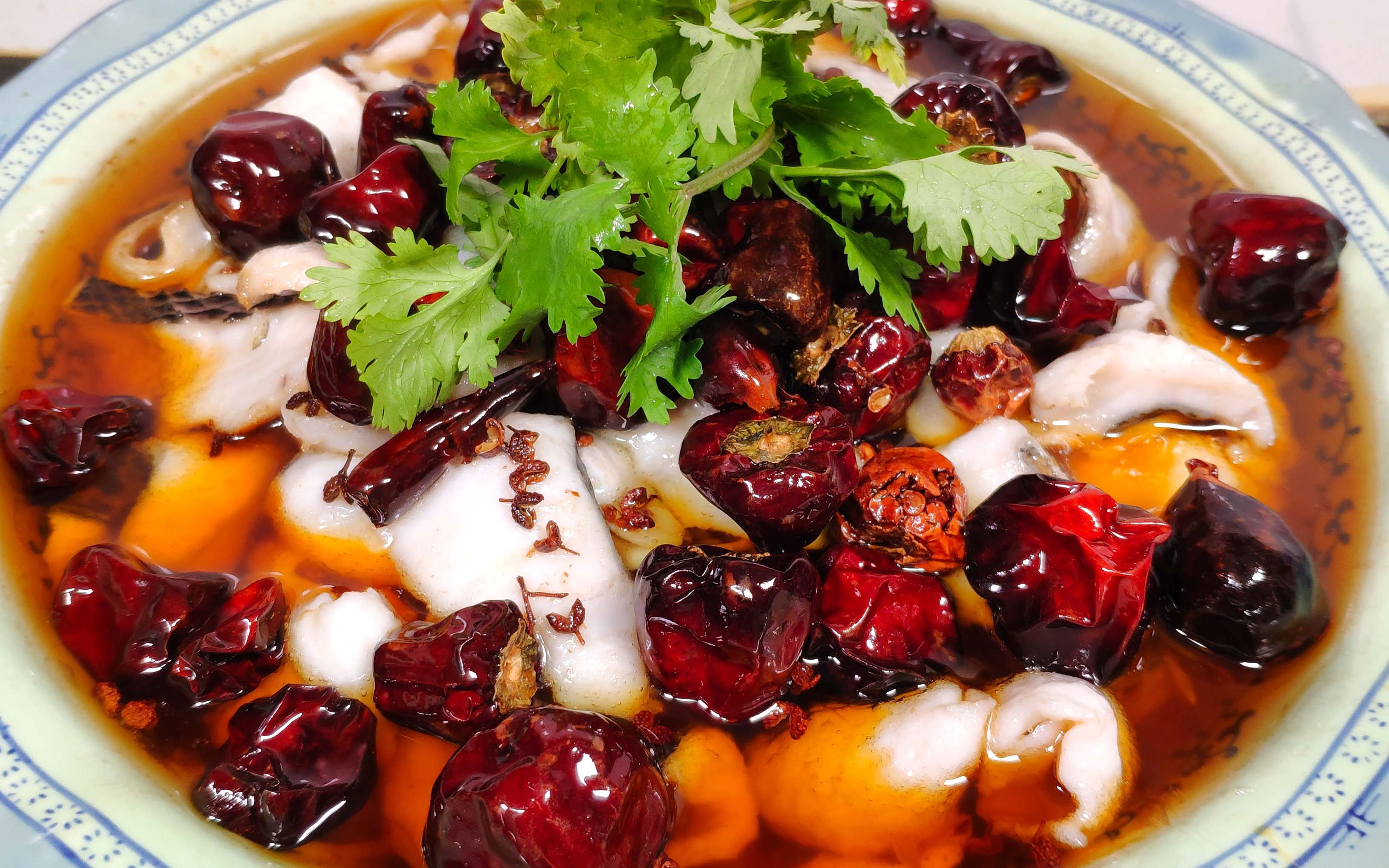 老刘今天做沸腾鱼,一条黑鱼加配菜,一把花椒一把辣,全家吃爽了