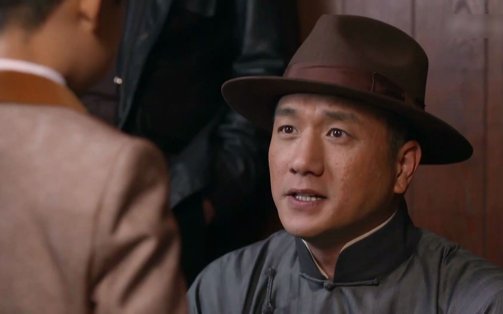 英雄祭赵心久和宋飞准备出门去找汪云陈莉莉说他们不回来她就不走