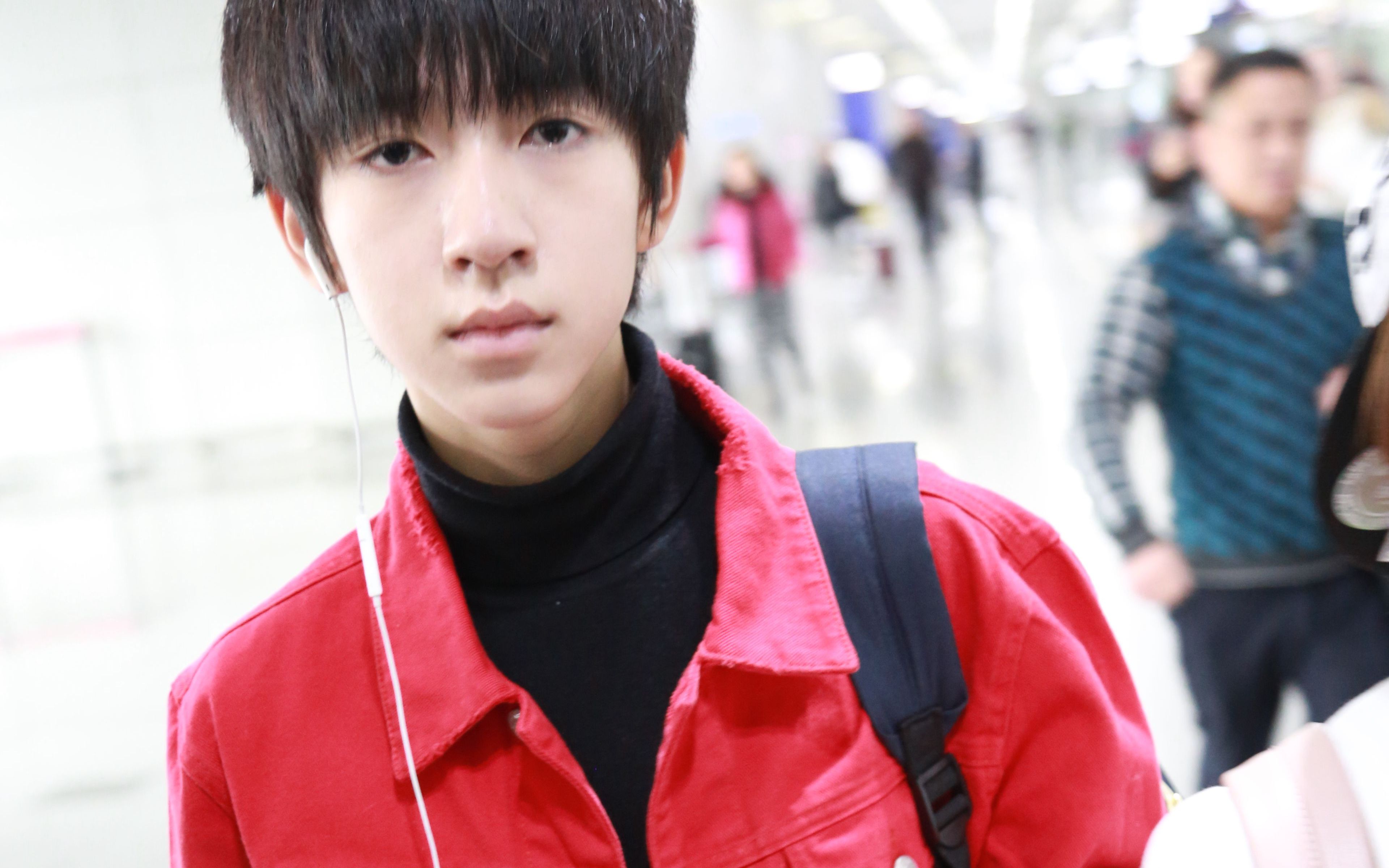 十三岁男孩的时尚机场走秀