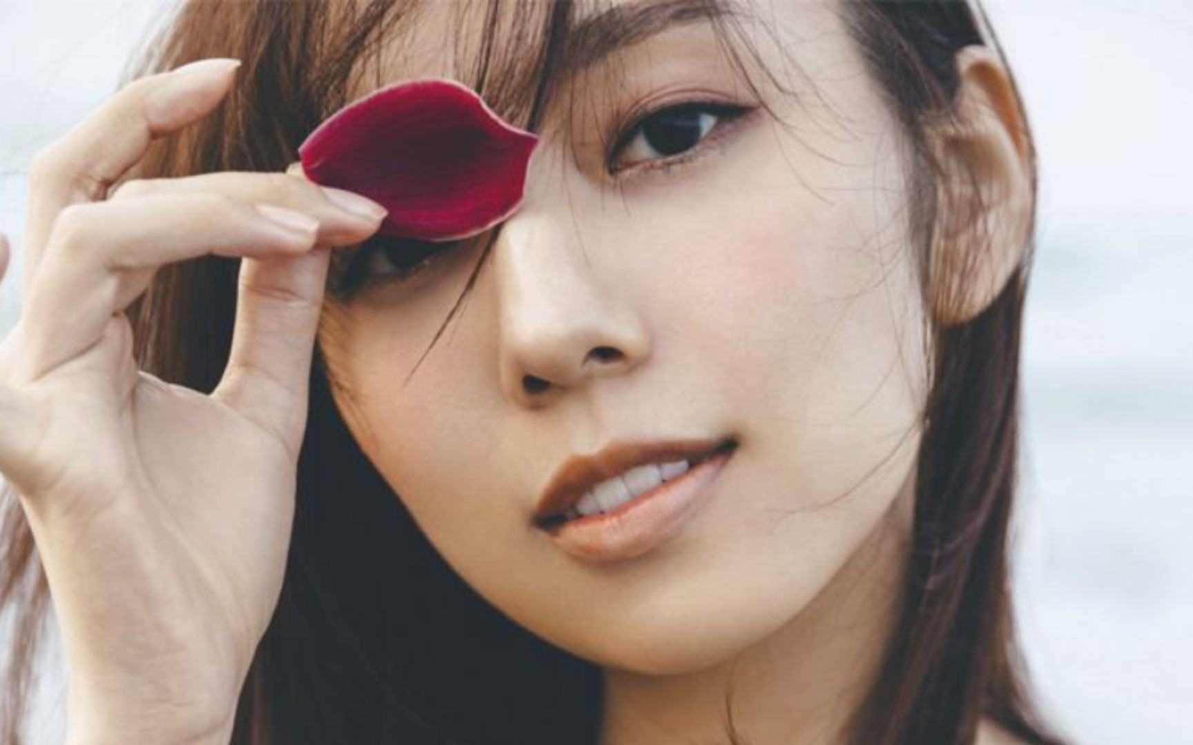 乃木坂46新内真衣第二本写真集推特官方账号在圣诞前夜更新照片