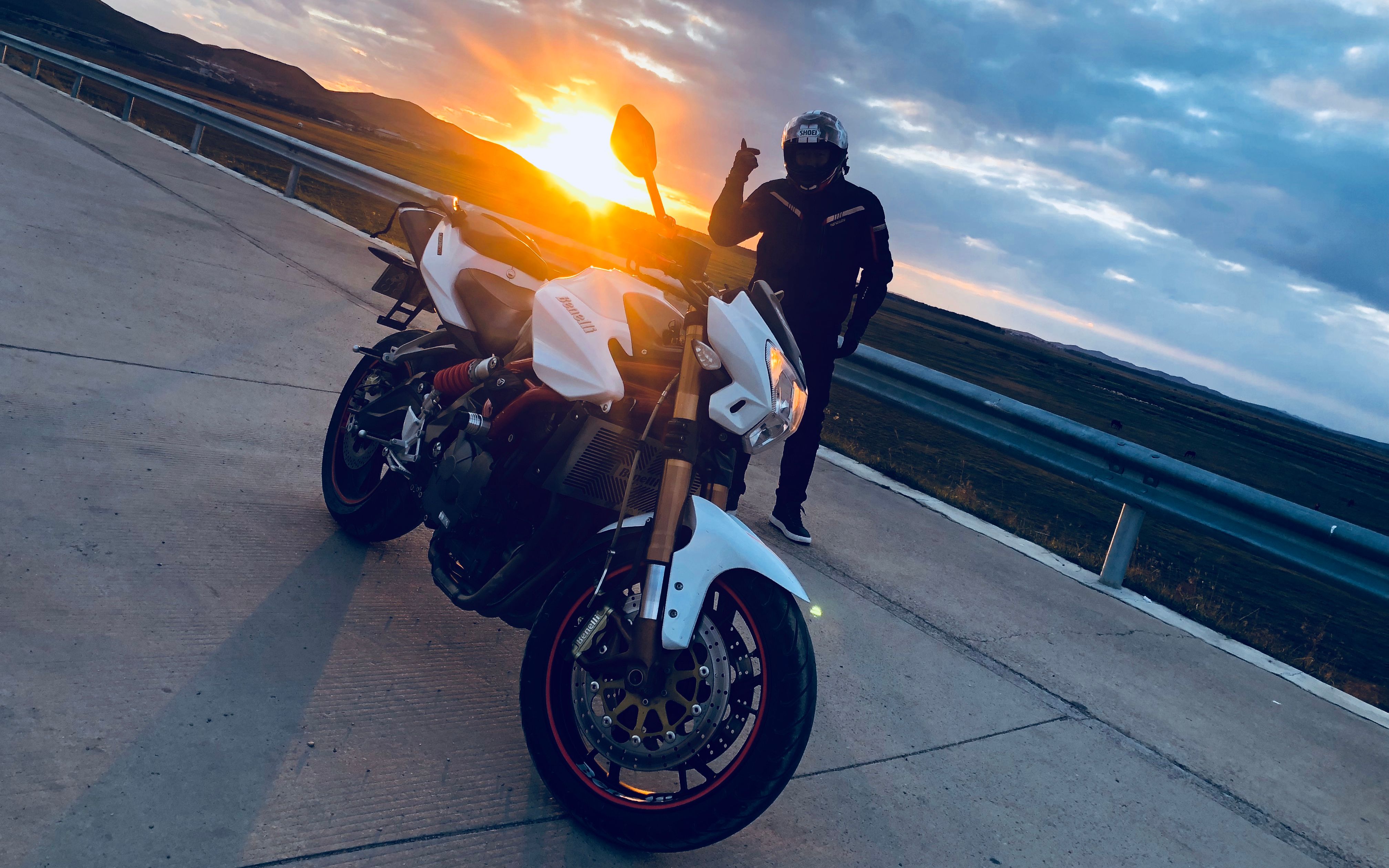 黄龙600bj草原天路上