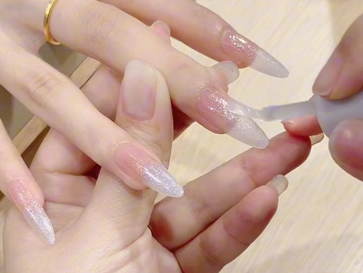 让我看看谁还不会秀美甲 #刚做的指甲盖子 #短指甲也可以这么美