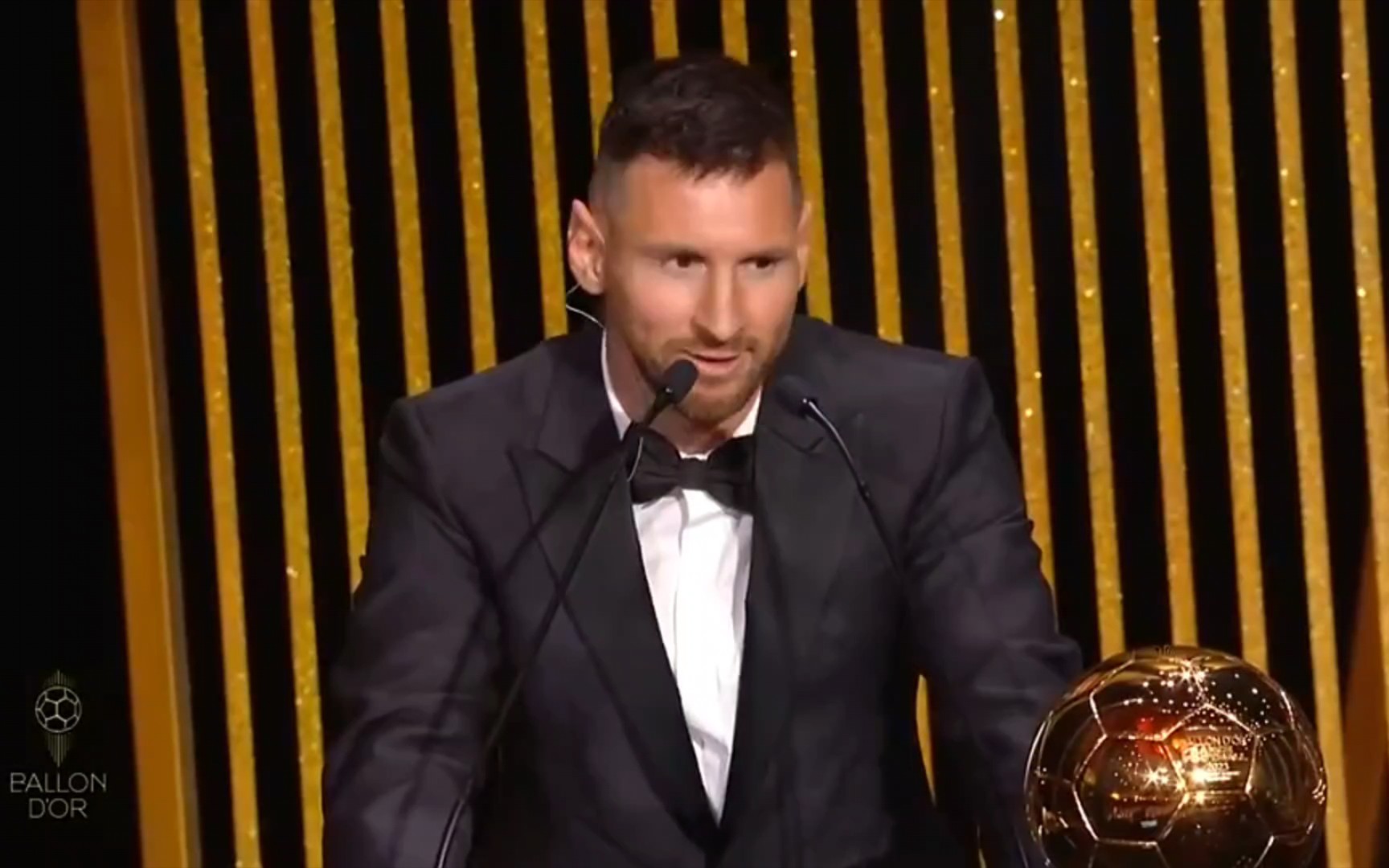 梅西第八座金球奖颁奖典礼上致敬马拉多纳