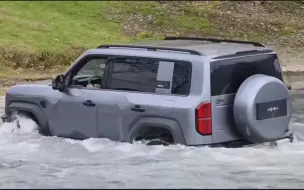 Tải video: 豹5涉水玩车，就是一个从容！