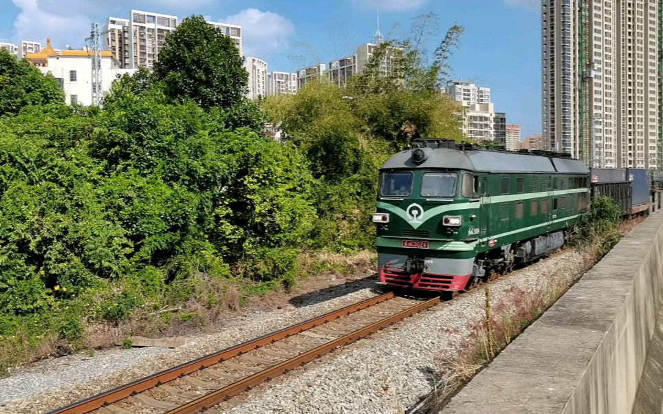 [图]广茂线 开口瓜DF4A 3024牵引X9547次水铁联运班列高山道口接近