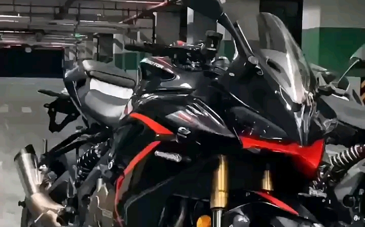 [图]是我的DJ不够响吗 震不动你的心 #aprilia #机车召唤术