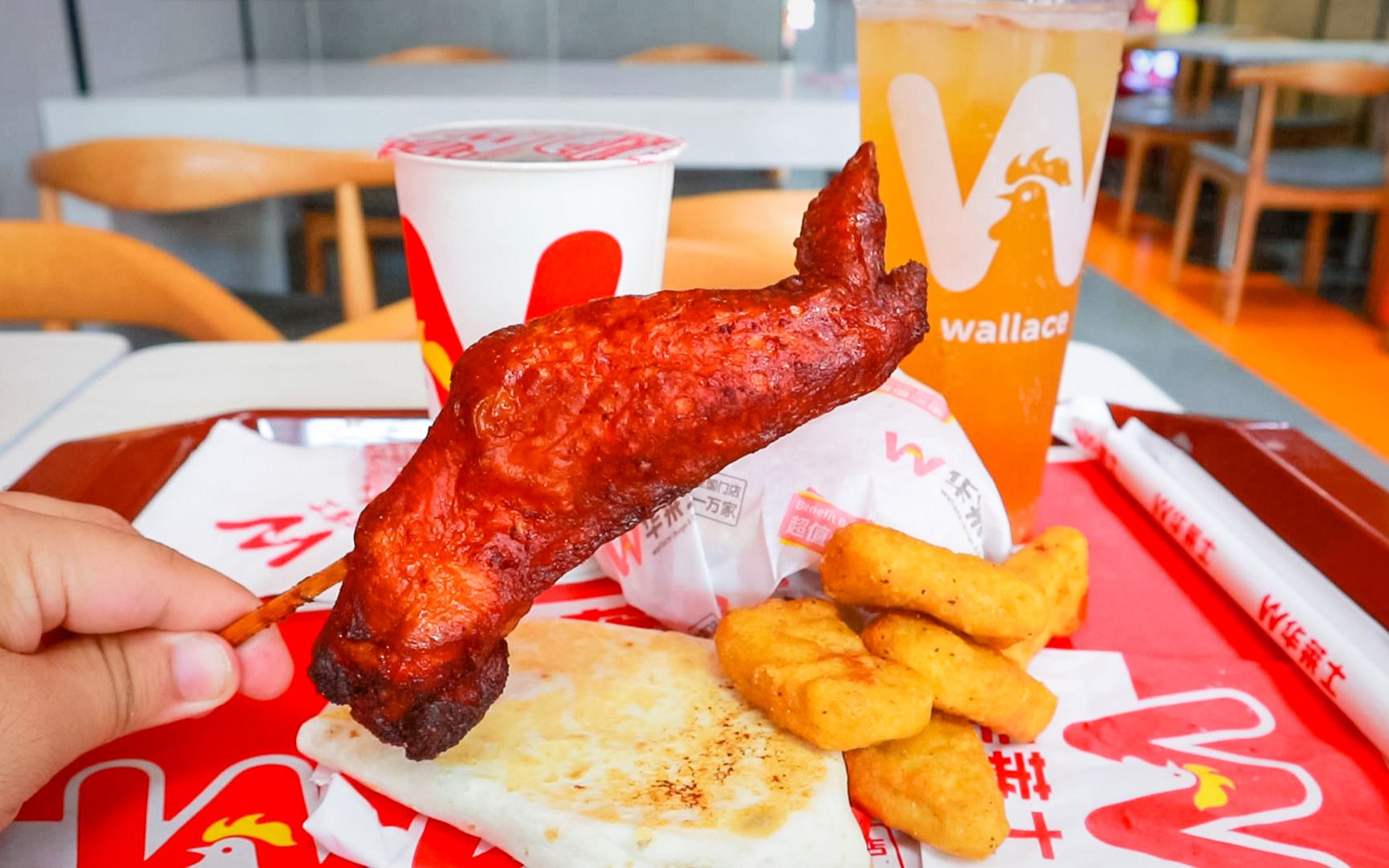 华莱士出了一堆新品,烤全翅味道很棒,菠萝啤也好喝
