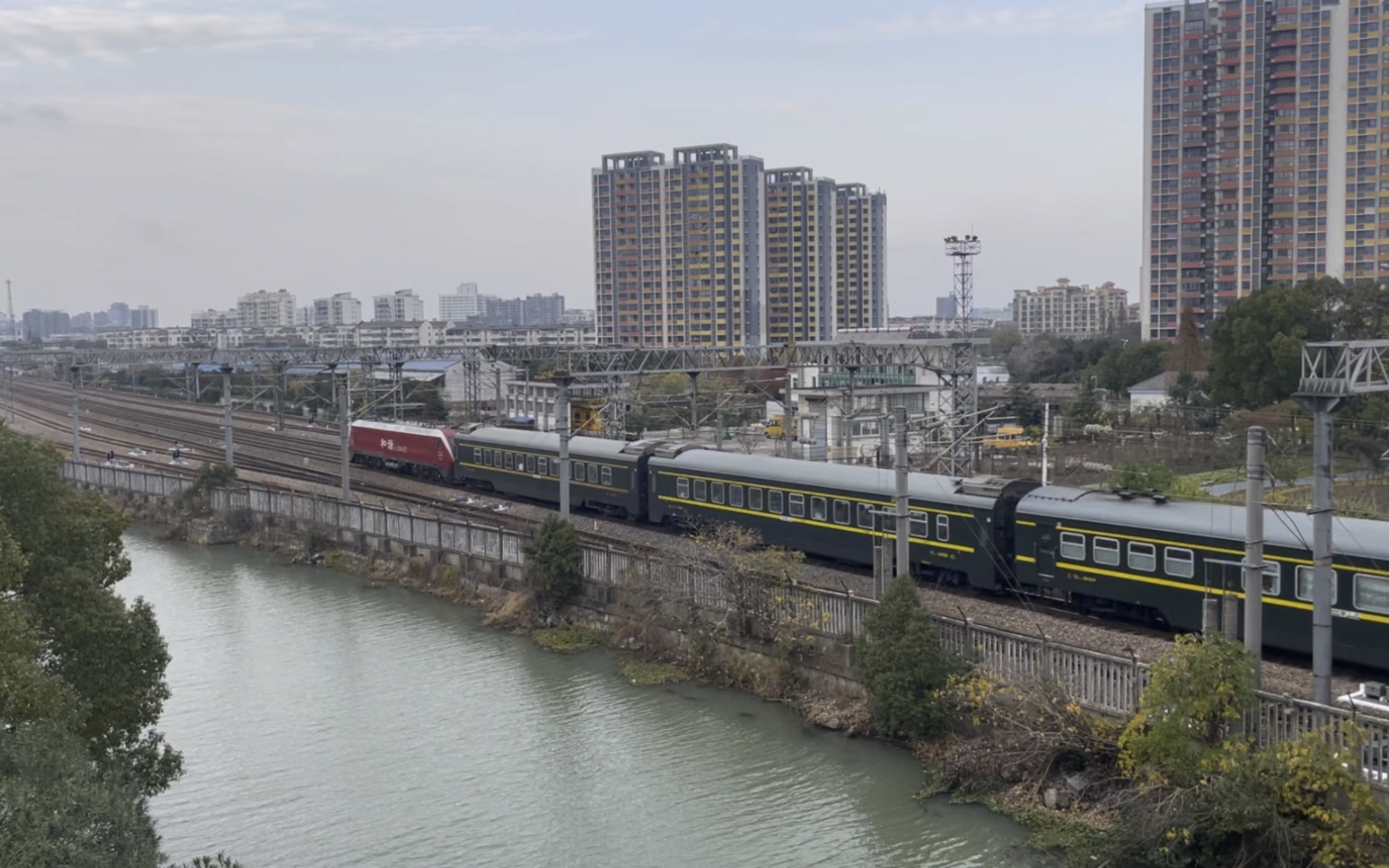 z268次列车上海-呼和浩特通过昆山站本务机车hxd1d 0132 上局沪段