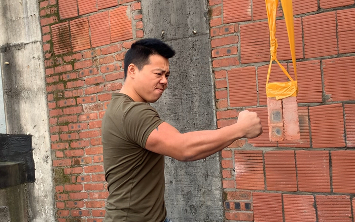 工地猛男,用寸拳悬空打断两块砖,爆发力惊人_哔哩哔哩_bilibili