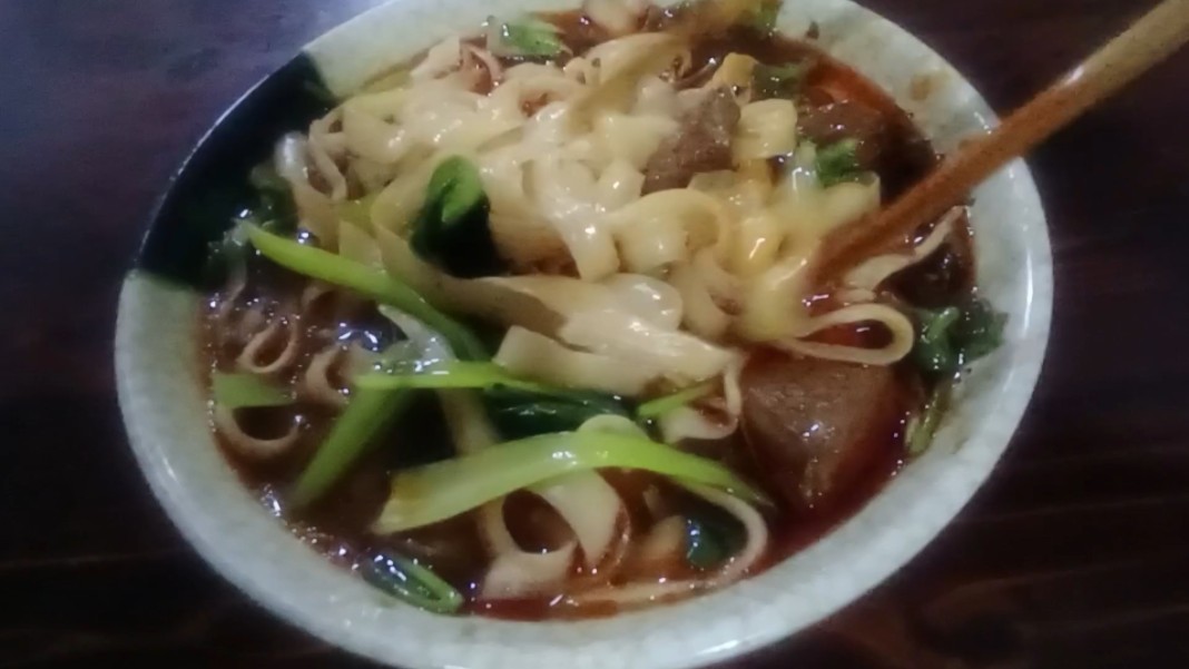 河南开封鸡丁刀削面一碗八元钱,酱香浓郁,面条劲道爽滑