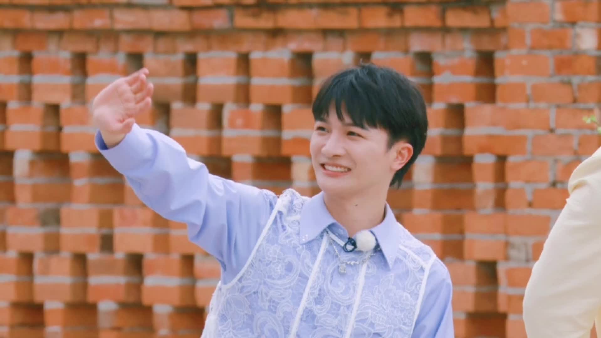 天下宠粉第一人!周深泰国路透,不停地向粉丝挥手鞠躬,惹哭众人